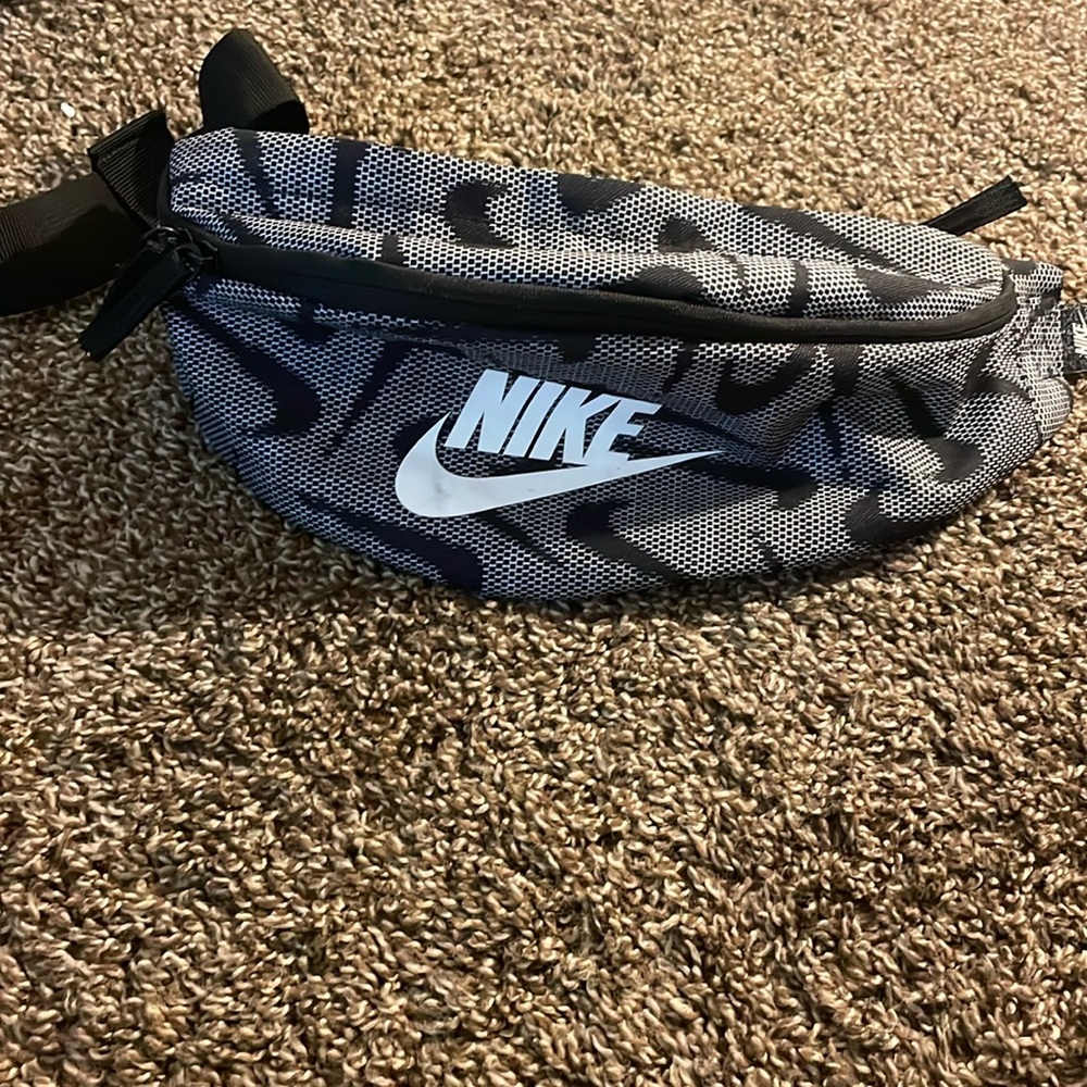 I am selling a Nike elite fanny pack